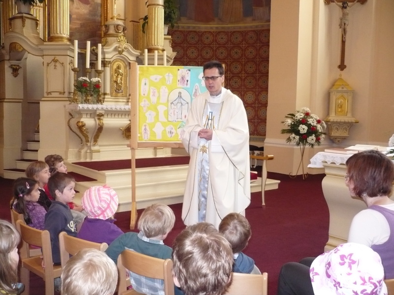 Kněz mluvící k dětem